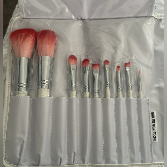 Mica Beauty Cosmetics brush set with case - Picture 2 of 3